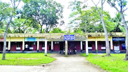 বালিয়াকান্দিতে ঝুঁকিপূর্ণ পুরনো কোর্ট বিল্ডিংয়ে ৫ অফিস
