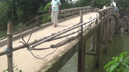 সেতুটি এখন এলাকাবাসীর কাছে আতঙ্কের বিষয়
