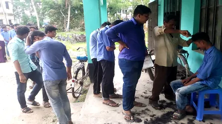 শিক্ষকদের সন্মানে ‘বখাটে স্টাইল’র চুল কাটাতে শিক্ষার্থীদের দীর্ঘ লাইন