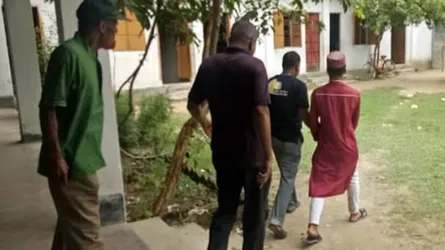 ক্লাসে ঢুকে হাফেজ ছাত্রকে ধরে নিয়ে গেলো পুলিশ