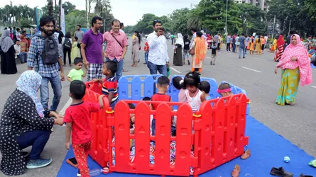 ঢাকার মুক্ত রাস্তায় নেচে গেয়ে সময় কাটল শিশুদের