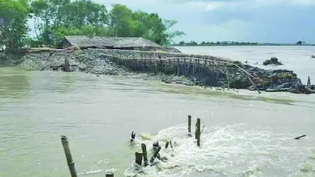 দাকোপে দু’টি বেড়িবাঁধ বিলীন শতাধিক পরিবার পানিবন্দী