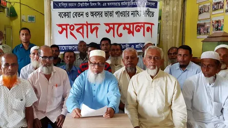 পাওনা টাকার দাবিতে টেক্সটাইল মিলের সাবেক কর্মচারীদের সংবাদ সম্মেলন