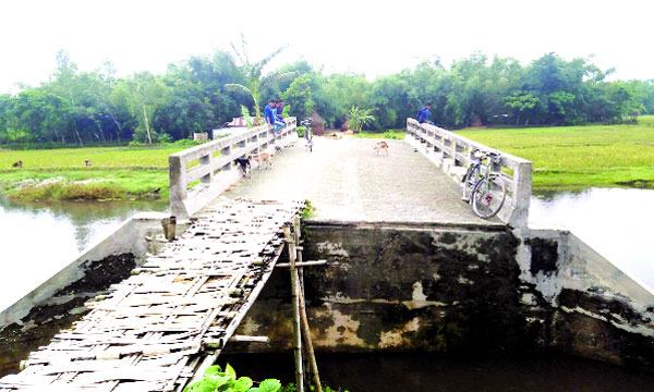পাটগ্রামে ঝুঁকিপূর্ণ সেতু দিয়ে ২০ হাজার মানুষের চলাচল