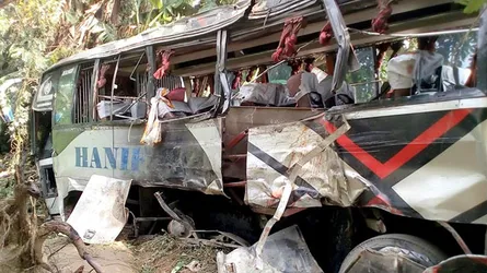 ঠাকুরগাঁওয়ে বাস খাদে পড়ে নারী নিহত, আহত ১৭