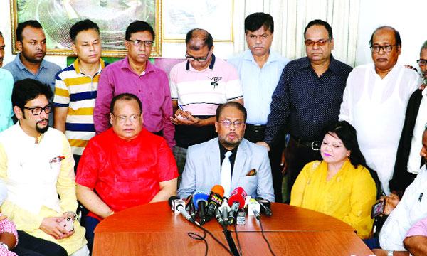 শেষ দিনে ৯ প্রার্থীর মনোনয়নপত্র জমা : লাঙ্গল ও নৌকার আচরণবিধি লঙ্ঘন