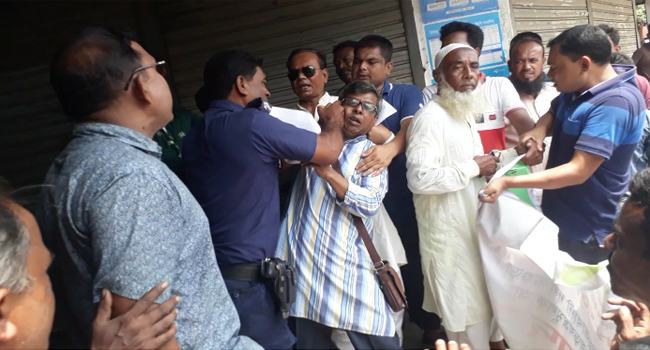 সংবাদ সম্মেলনে ড্যাব নেতাকে পুলিশের মারধর