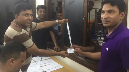 ছাত্রদলের সম্মেলন : বিতরণ করা হচ্ছে ছবিযুক্ত ভোটার কার্ড