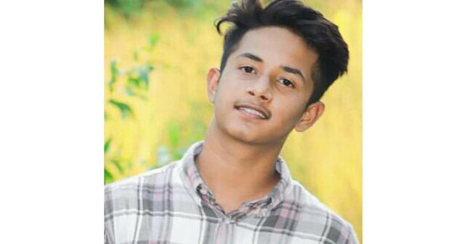 বন্ধুদের সাথে ছাদে উঠে প্রাণ গেল স্কুলছাত্রের