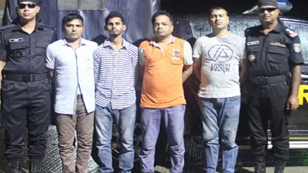 তিন সহযোগীসহ স্বেচ্ছাসেবক লীগনেতা আটক, আগ্নেয়াস্ত্র ও ইয়াবা উদ্ধার