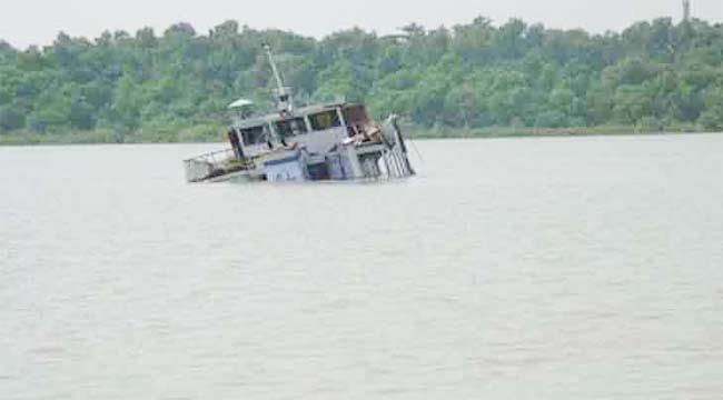 ডুবে যাওয়া নৌযান উদ্ধারে উদ্যোগ নেই
