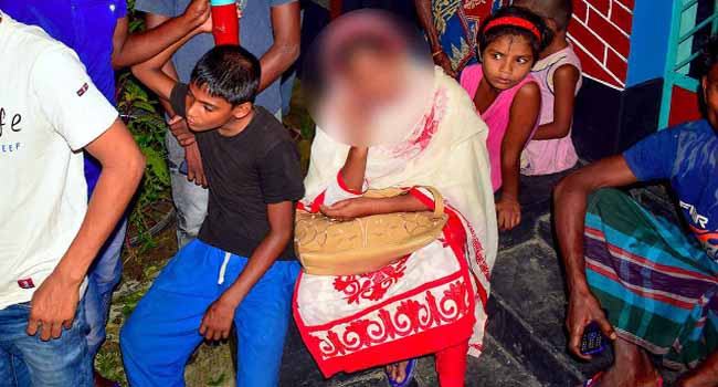 বিয়ের দাবিতে প্রেমিকের বাড়িতে ‘বিষের বোতল’ হাতে প্রেমিকার অনশন