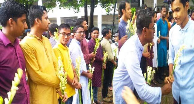ঢাবিতে ভ‌র্তিচ্ছু‌দের ফু‌লেল শু‌ভেচ্ছা ছাত্রদ‌লের