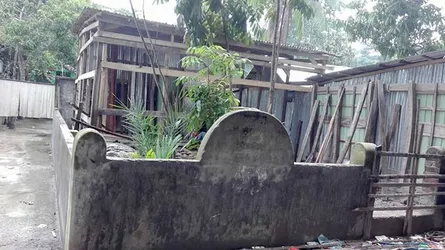 কবরের উপর ঘর নির্মাণ, এলাকায় তোলপাড়