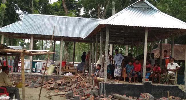 ফুলবাড়ী সীমান্তে বাংলাদেশীর বসতঘর ভেঙ্গে দিল বিএসএফ
