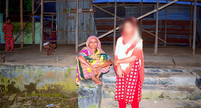 মাদক ব্যবসায়ীর ঘরের টিন খুলে নিলো প্রতিপক্ষ