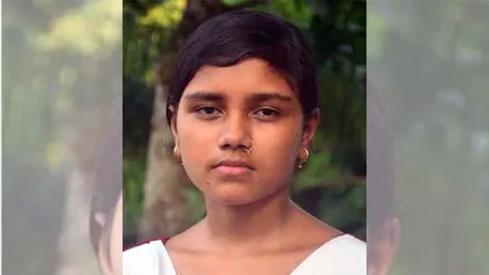 কুড়িয়ে পাওয়া ২ লাখ টাকা ফেরত দিয়ে সততার নজির গড়লো মম