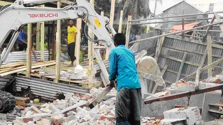 আদালতের নিষেধাজ্ঞা অমান্য করে বরগুনায় বসতঘর-দোকান ভাংচুর