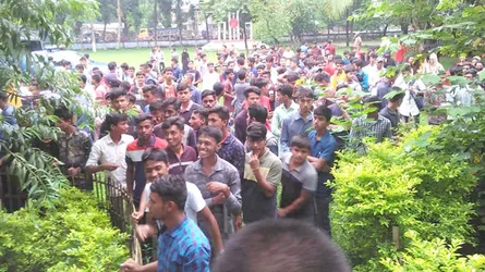 আপত্তিকর অবস্থায় আটক অধ্যক্ষ ও অধ্যাপিকাকে বহিষ্কারের দাবিতে বিক্ষোভ