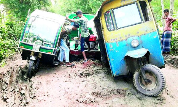 চিতলমারীতে ২ কিলোমিটার রাস্তার জন্য ১০ গ্রামের মানুষের ভোগান্তি