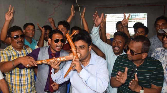 প্রধান প্রতিদ্বন্দ্বিতায় লাঙ্গল-ধানের শীষ