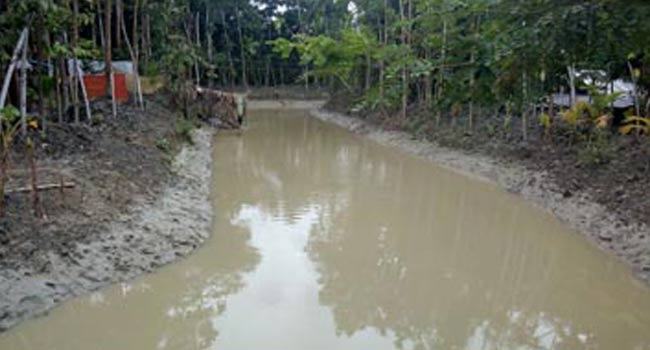 খাল খননে পুকুর চুরির অভিযোগ