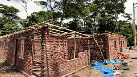 রেললাইনের ক্ষতিপূরণ পাবার আশায় বরিশালে স্থাপনা নির্মাণের হিড়িক