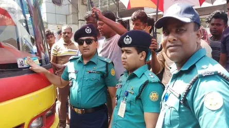 ডেমরায় ট্রাফিক পুলিশের বিশেষ অভিযান
