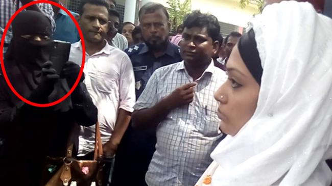 বোরকা পরিহিত মিন্নির ছবি তোলা ব্যক্তিটি কে?