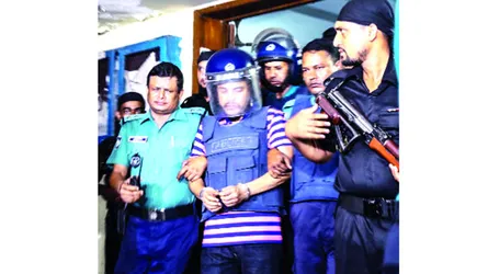 আদালতে বোরকা  পরিহিত মিন্নির ছবি তোলা ব্যক্তি কে?