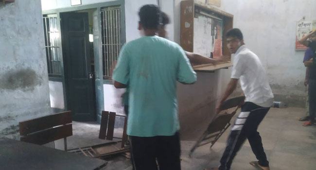 রাবিতে ডাইনিংয়ের খাবারে বড়শি ও কেঁচো, শিক্ষার্থীদের ভাঙচুর