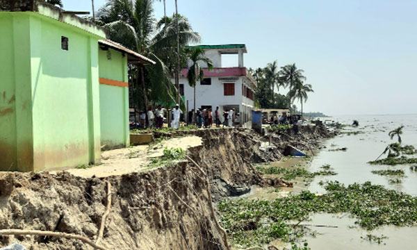 কমলনগরে মেঘনার বাঁধ ধসে ২৫০ মিটার নদীতে বিলীনের পথে স্কুল-ক্লিনিক-মসজিদ