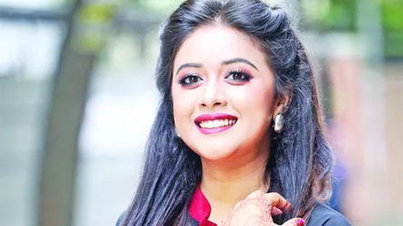 গানে মগ্ন ঐশী