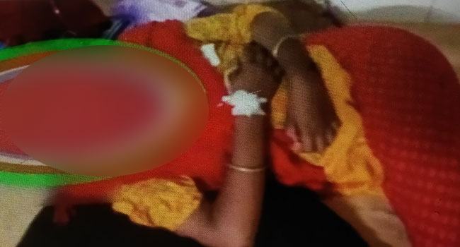 ভালোবেসে বিয়ে, পরে যৌতুকের জন্য স্ত্রীর গোপনাঙ্গে মরিচের গুঁড়া ঢেলে নির্যাতন