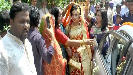 বিয়ে করতে শতাধিক কনেযাত্রী গেলো বরের বাড়ি