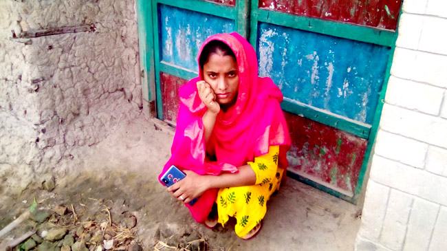 বিয়ের দাবিতে প্রেমিকার অনশন, প্রেমিকসহ পরিবার লাপাত্তা