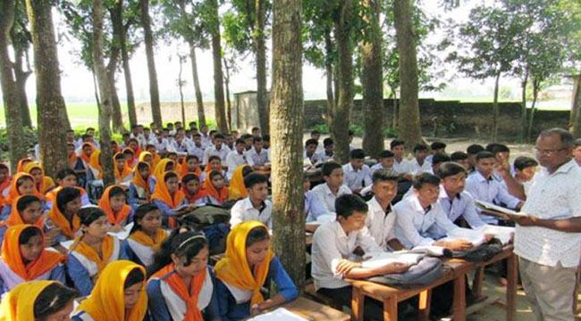 শিবগঞ্জে খোলা আকাশের নিচে শিক্ষার্থীদের পাঠদান