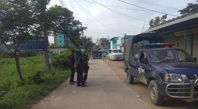 ফতুল্লার একটি বাড়ি ঘিরে রেখেছে আইনশৃঙ্খলা বাহিনী