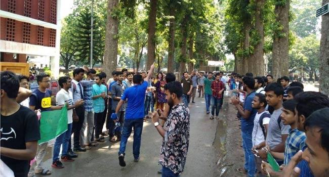 অভিযুক্তদের শাস্তির দাবিতে ক্যাম্পাসে বিক্ষোভ