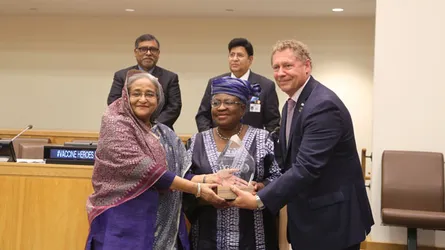 ‘ভ্যাকসিন হিরো’ পুরস্কারে ভূষিত প্রধানমন্ত্রী