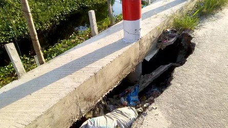 উদ্বোধনের আগেই ভেঙে পড়ছে ব্রীজের এপ্রোচ