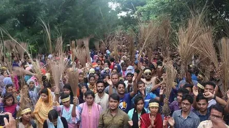 ভিসি নাসিরের বিরুদ্ধে ঝাড়ু মিছিল