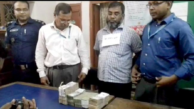 ২৩ লক্ষ টাকা সহ জেলা সঞ্চয় অধিদপ্তরের হাসান আটক