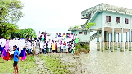 রাঙ্গাবালীতে নদী ভাঙনরোধে টেকসই বাঁধ নির্মাণ দাবি