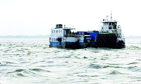 দৌলতদিয়ায় ফেরি সঙ্কট ও তীব্র স্রোতে যান পারাপার ব্যাহত