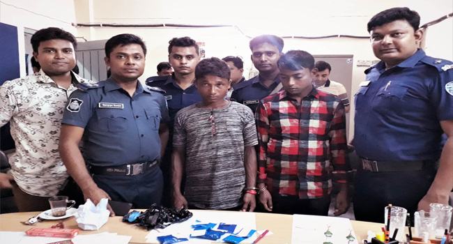 অভিনব কায়দায় ইয়াবা পাচার : রোহিঙ্গা কিশোরসহ আটক ২