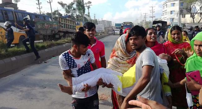 শ্রীপুরে পোশাক শ্রমিকদের বিক্ষোভ ও মহাসড়ক অবরোধ, আহত ৮