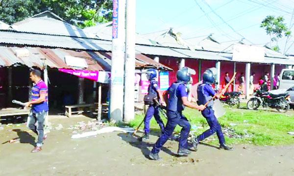 শ্রীপুরে পোশাক শ্রমিকদের সাথে পুলিশের সংঘর্ষ টিয়ার শেল, আহত ৮