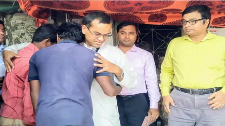 হাওরে নৌ ডুবিতে নিহতদের পরিবারকে ২০ হাজার টাকা করে অনুদান দিলেন ডিসি
