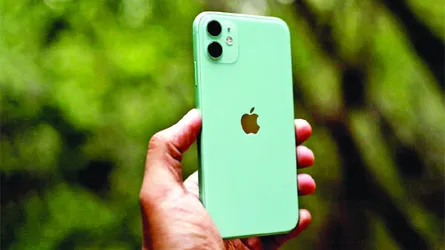 নতুন আইফোন নিয়ে হতাশ গ্রাহক